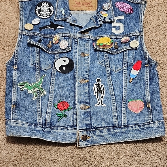 Vintage Men's Levi's Button Denim Blue Jean Vest 90's Era Patches Pins M Medium - Picture 4 of 11
